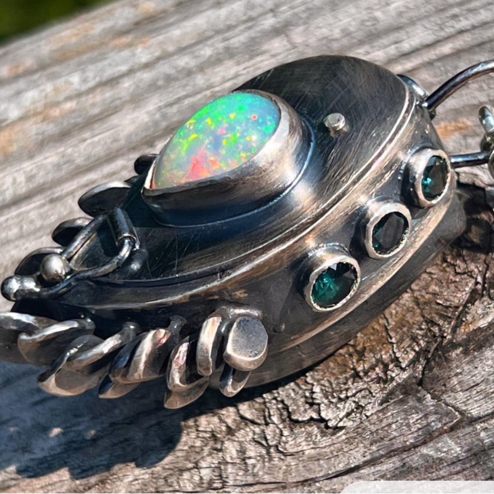 Handcrafted one of a kind Silver and Opal chrysoprase treasure box pendant - Picture 2 of 9